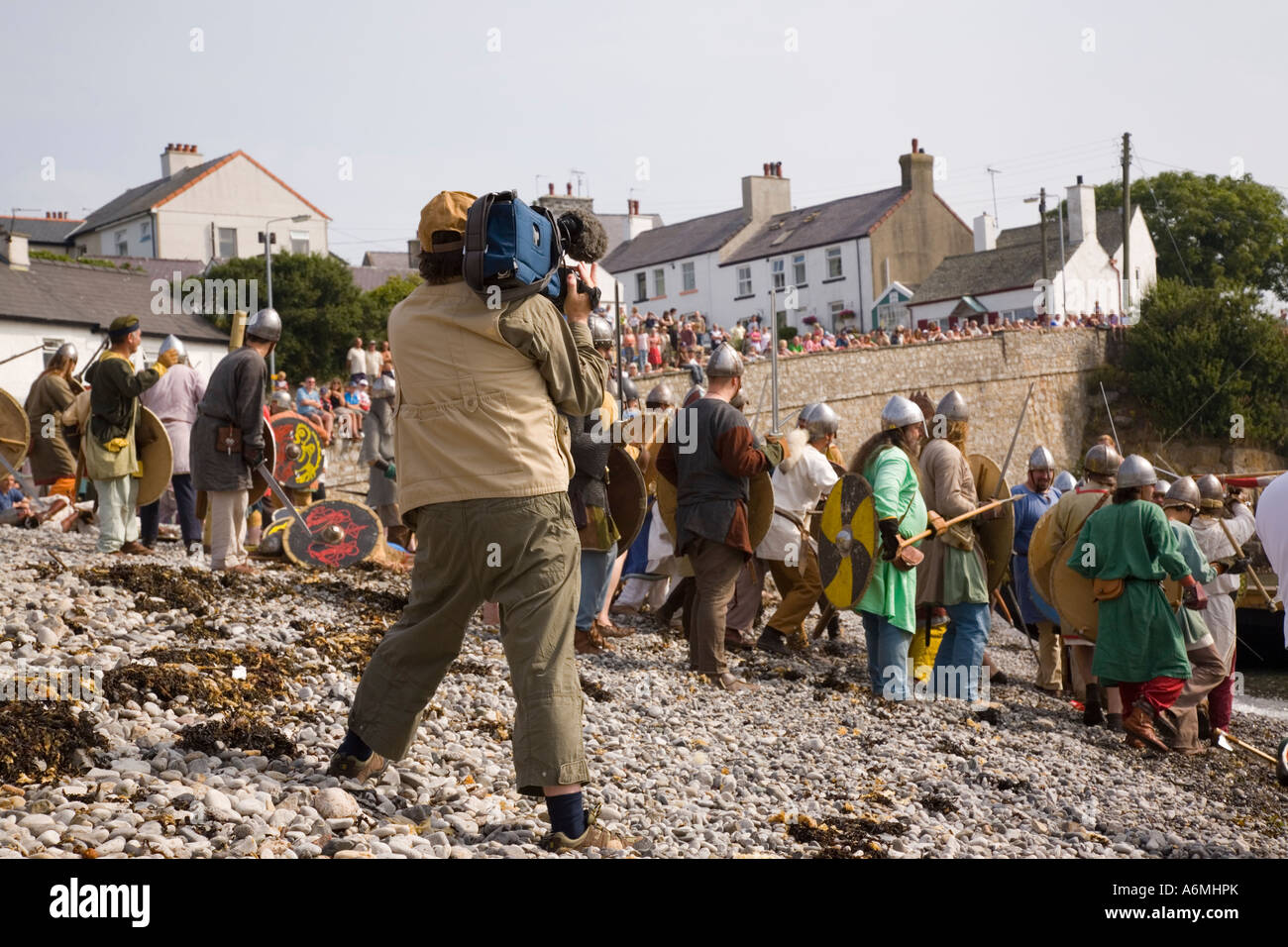 AMLWCH BIENNALE VIKING FESTIVAL troupe riprese Viking attori in battaglia re emanazione sulla spiaggia di spettatori a guardare Foto Stock