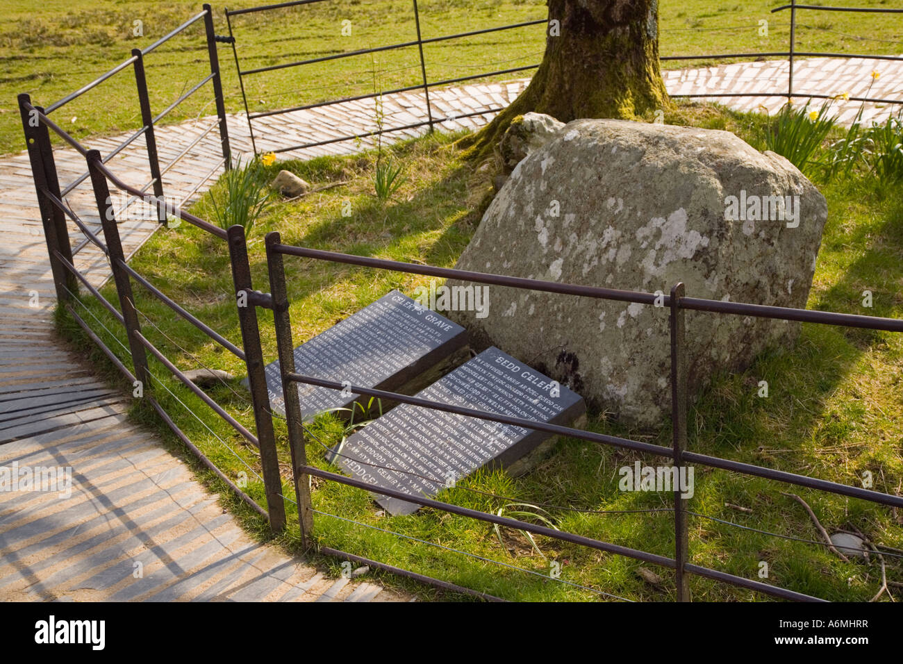 Gelert la tomba dove il Principe Llywelyn sepolto suo cane nel Parco Nazionale di Snowdonia Beddgelert Gwynedd North Wales UK Gran Bretagna Foto Stock
