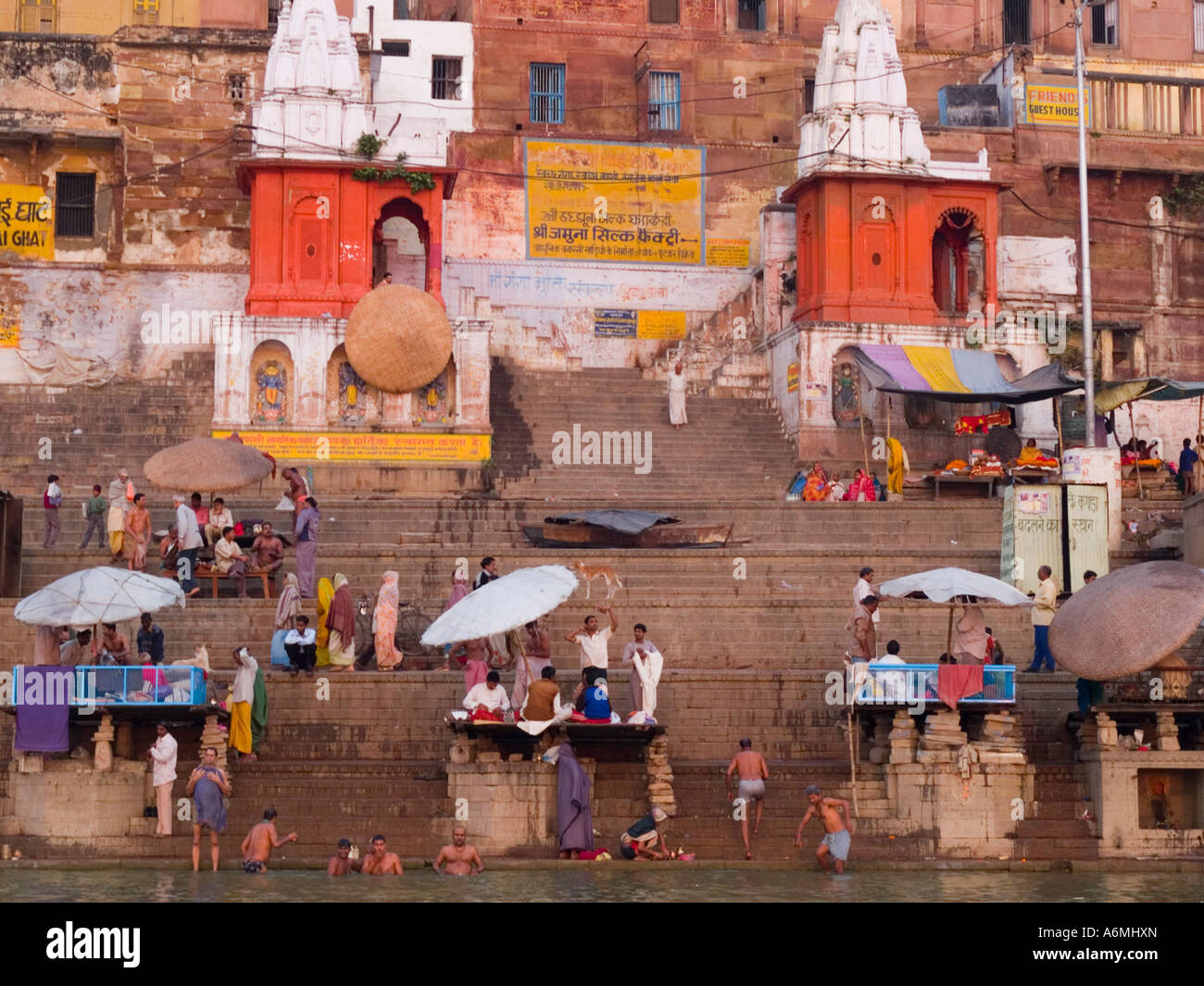 Pellegrini sui passi di Ghat lavaggio di balneazione in acque sante del Fiume Gange Varanasi Uttar Pradesh, India Foto Stock