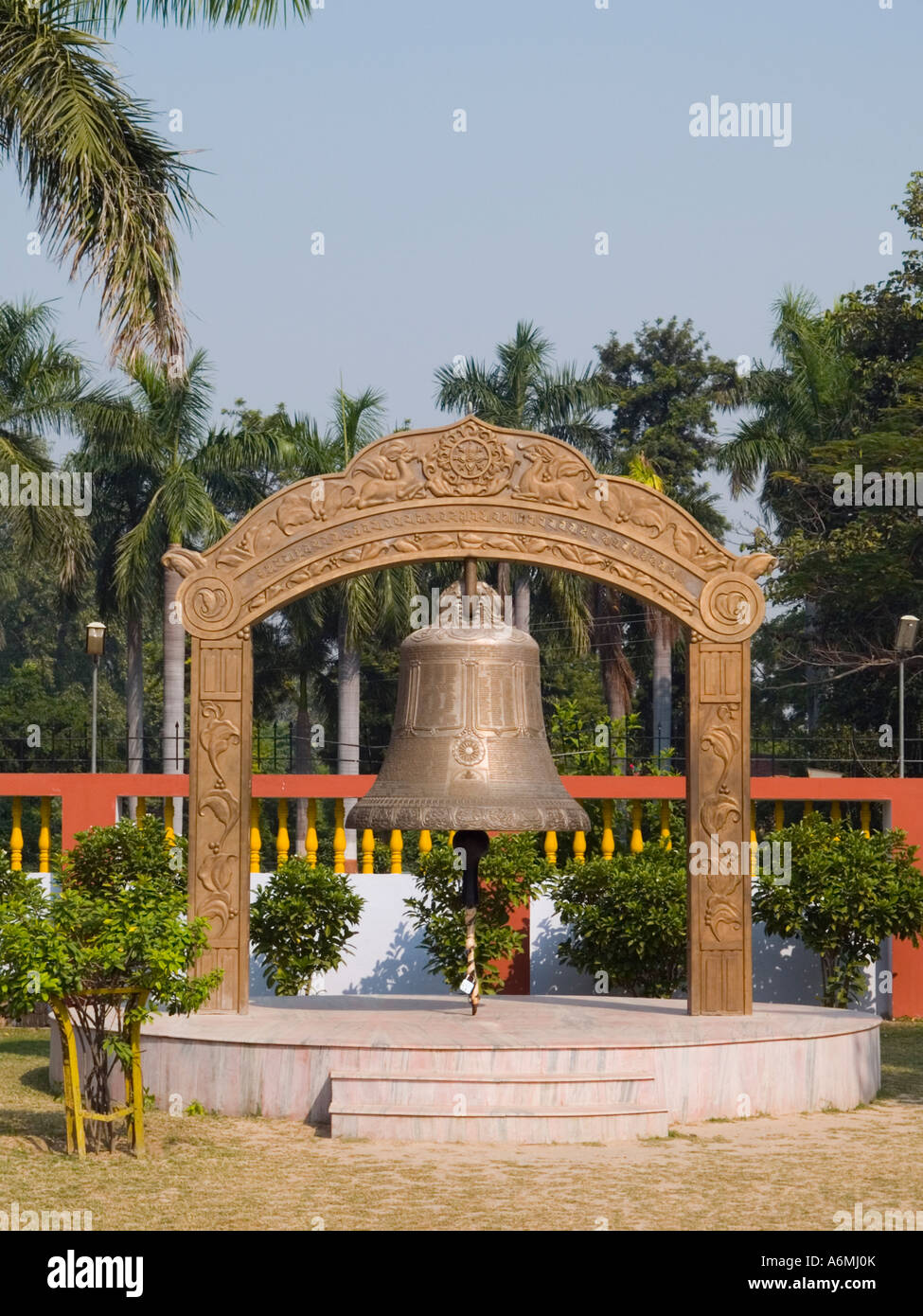 "Isipatana Deer Park' CAMPANA OTTONE dove Buddha Sakyamuni consegnato primo sermone Sarnath, Uttar Pradesh, India Foto Stock