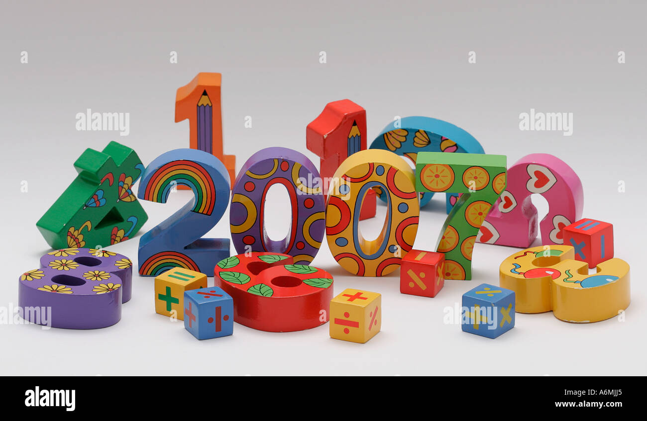 Numero di legno di legno giocattolo easy learning 2007 array organizza close up close-up di dettaglio assistenza di apprendimento spostare del movimento Foto Stock