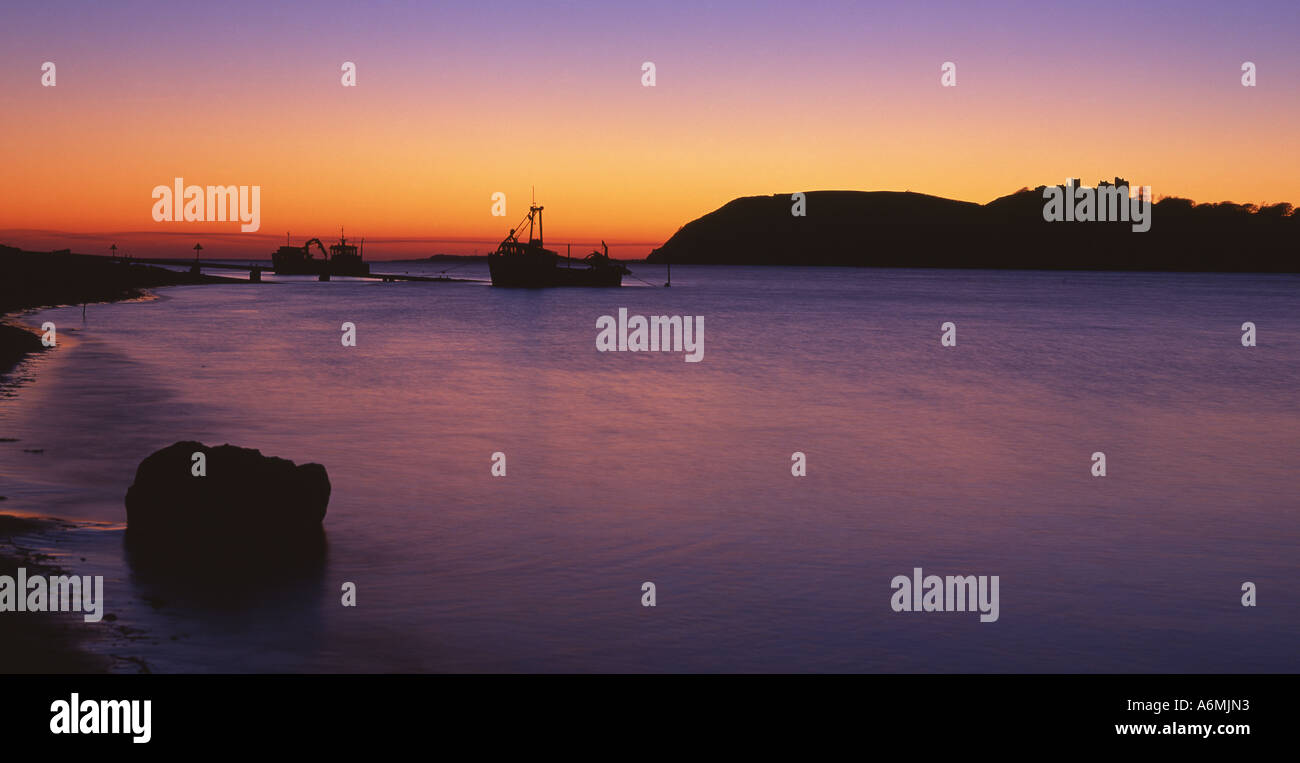 Tywi / Towy estuario e Llansteffan Castle al tramonto Carmarthenshire West Wales UK Foto Stock