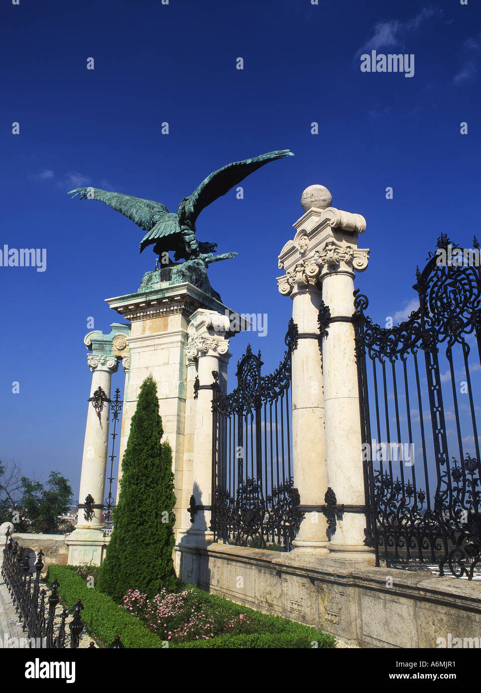 Turul Eagle statua Royal Palace Var sulla Collina del Castello di Buda Varhegy Budapest Ungheria Foto Stock