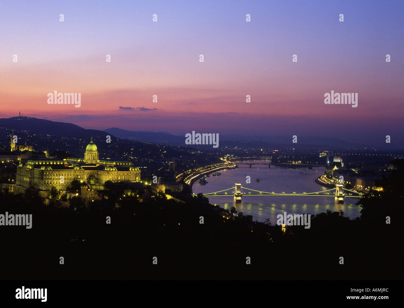 Panorama della città di notte dalla collina Gellert Budapest Ungheria Foto Stock