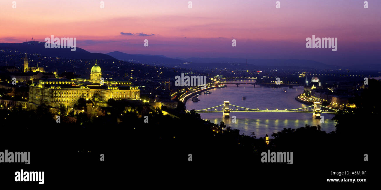 Panorama della città di notte dalla collina Gellert Budapest Ungheria Foto Stock