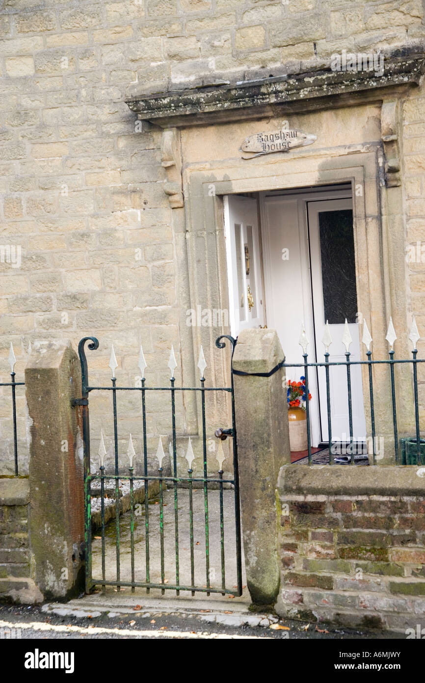 Vecchia casa di pietra in Eyam, Derbyshire, Inghilterra Foto Stock