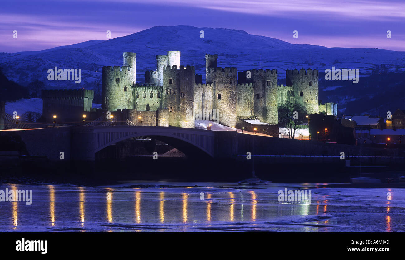 Conwy Castle di notte in snow Conwy North Wales UK Foto Stock