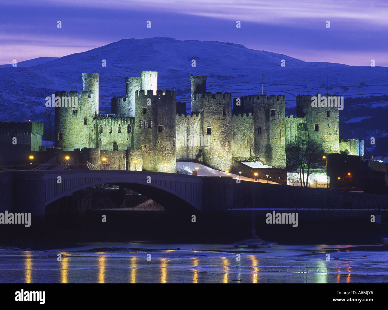 Conwy Castle di notte in snow Conwy North Wales UK Foto Stock