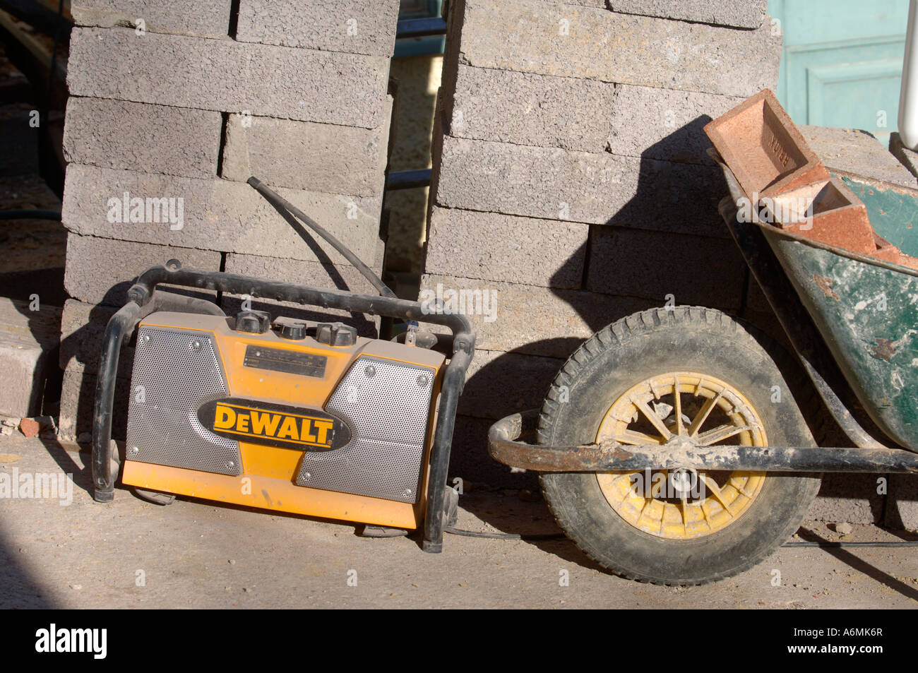 Un DEWALT COSTRUTTORI RADIO accanto a una pila di blocchi in calcestruzzo restauro REGNO UNITO Foto Stock