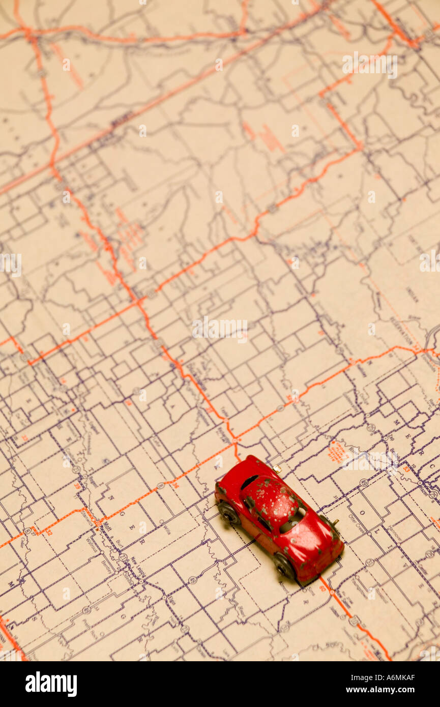 Giocattolo auto rossa sulla vecchia strada statale Atlas Foto Stock