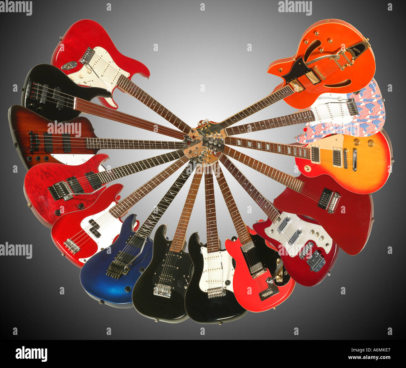 Cerchio di diverse chitarre elettriche su sfondo grad Foto Stock