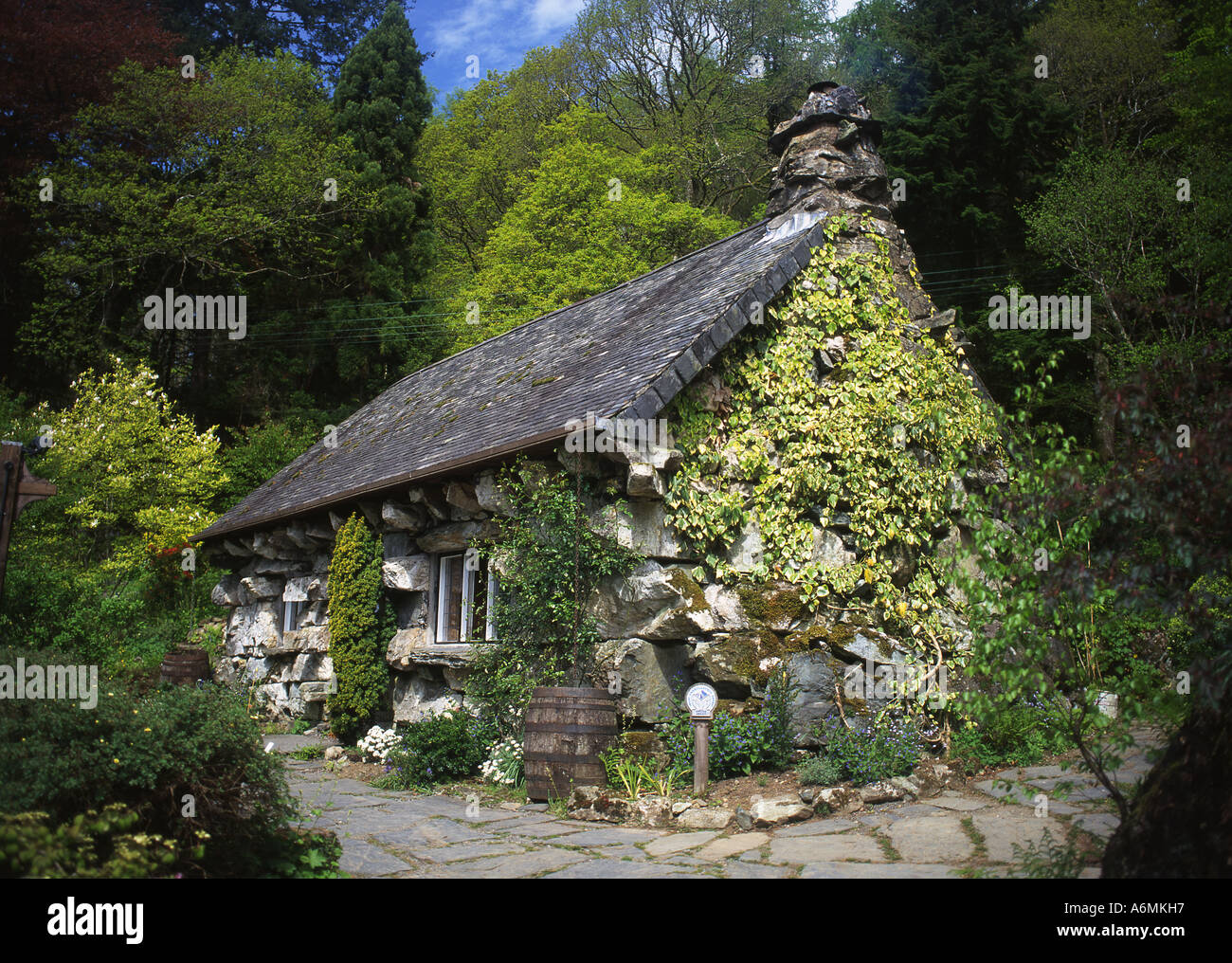 Ty Hyll brutto casa vicino a Betws-y-Coed Conwy Snowdonia National Park North Wales UK Foto Stock