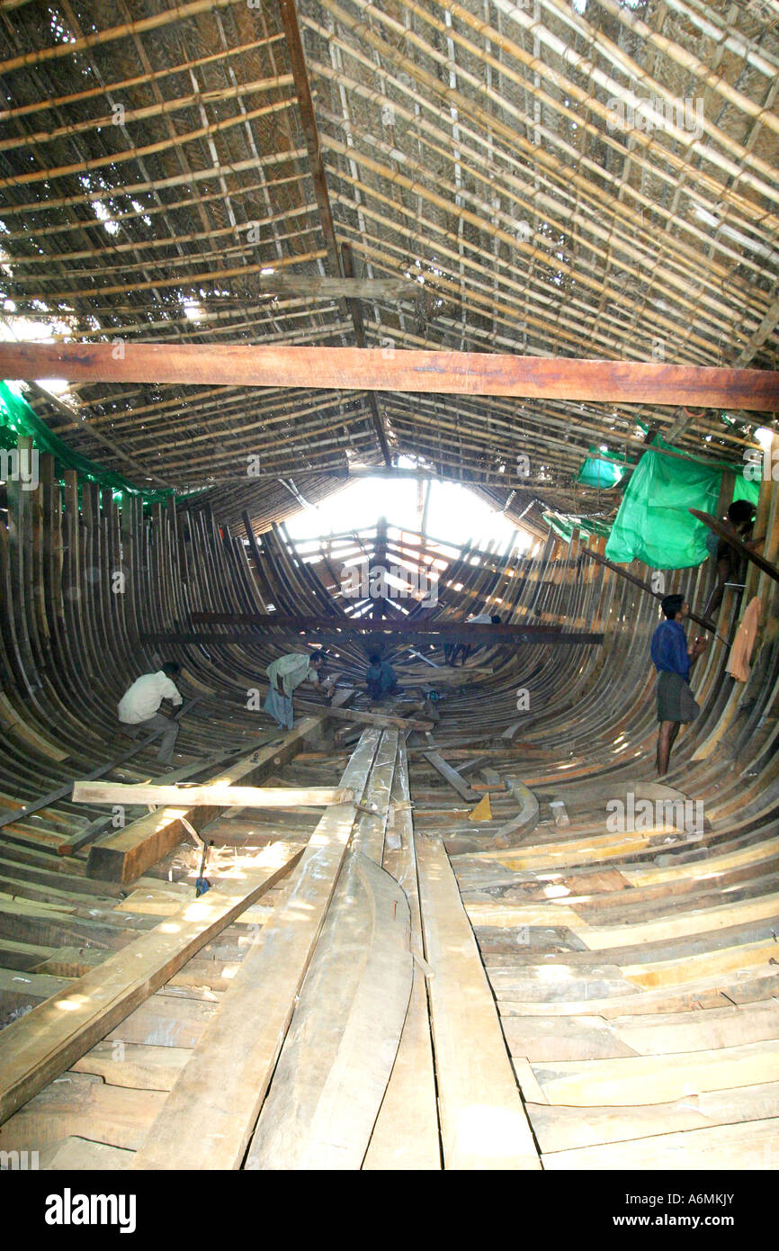 Un tradizionale dhow essendo costruito in un cantiere a Beypore Kerala India Foto Stock