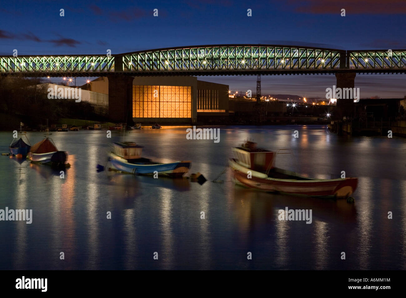 Barche sul fiume usura, Sunderland, Tyne & Wear & la Regina Alexandra Bridge. Foto Stock