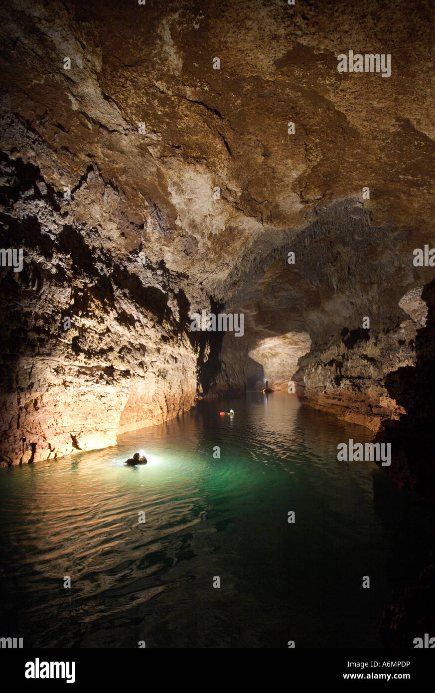 Grande fiume sotterraneo profondo tunnel nelle montagne di Nakanai in formato PNG Foto Stock