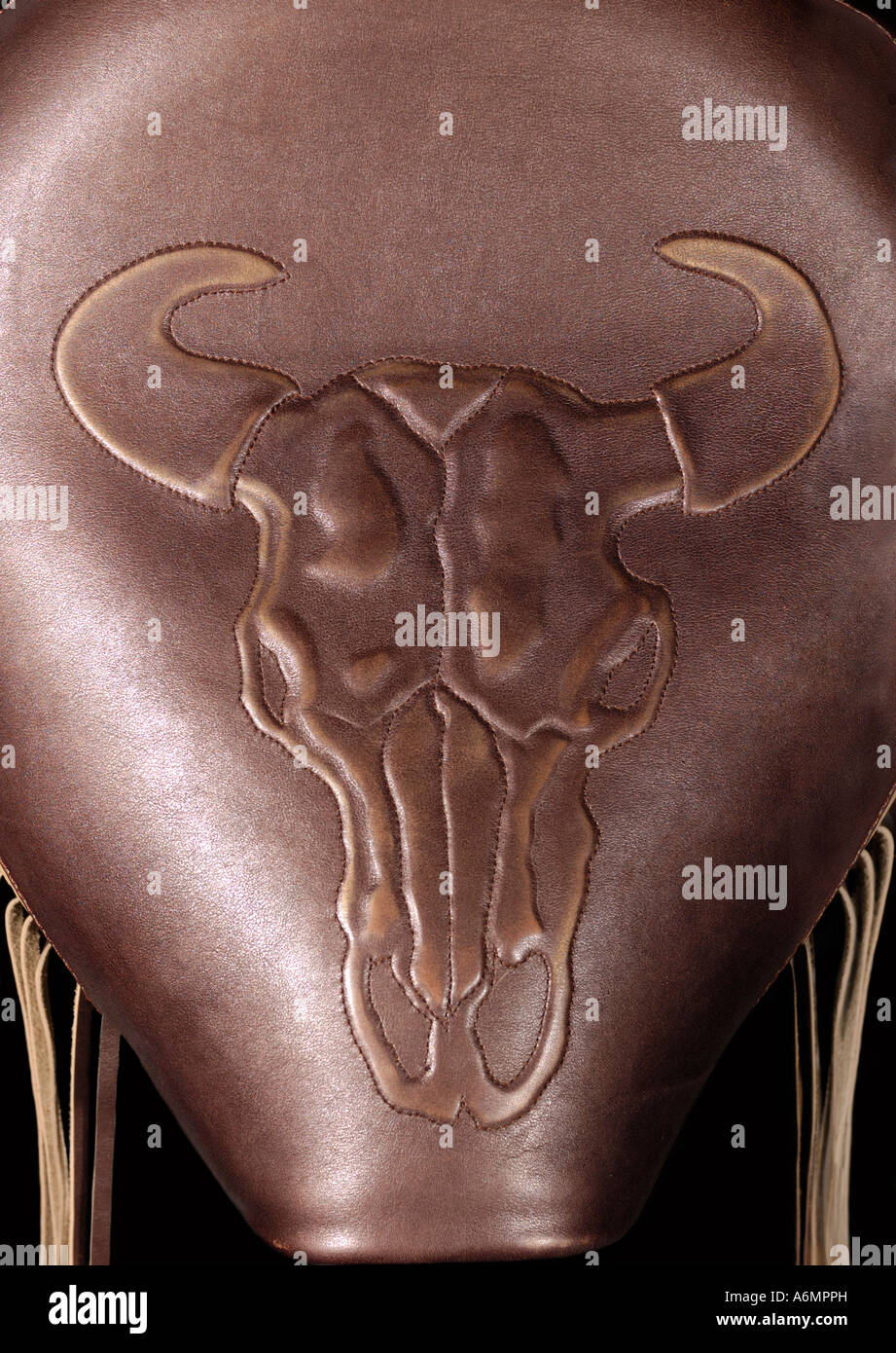 Motociclo il sedile in pelle con un toro cranio Foto Stock