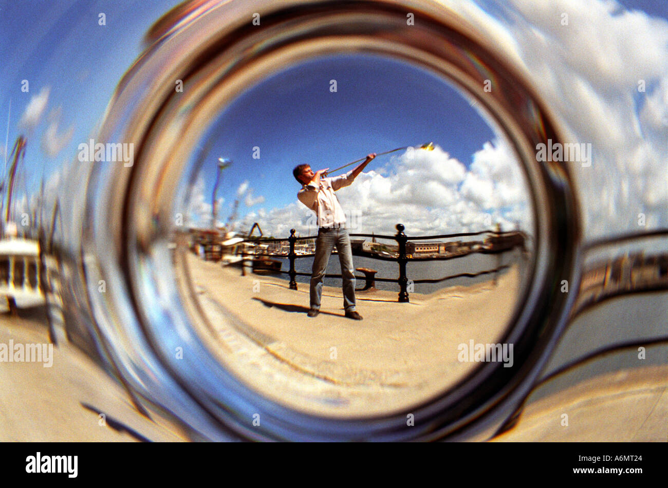 Un glassblower in azione sul Barbican in Plymouth Devon UK Foto Stock