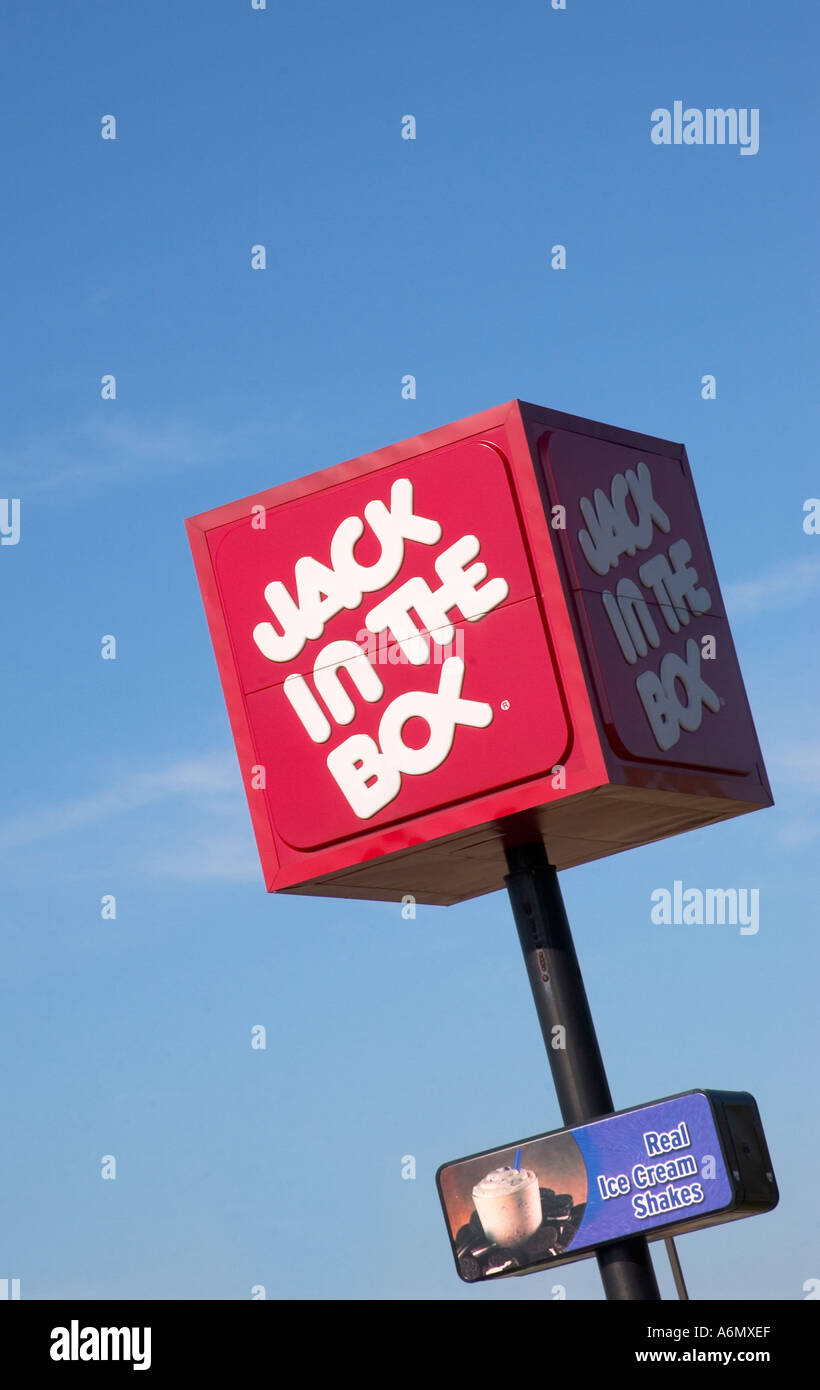 Jack in the Box contrassegna con un cielo blu, che rappresenta la cultura americana del fast food, USA. Foto Stock