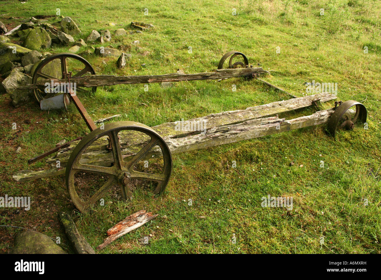 Rusty in disuso agricoltura rurale macchinari in prato vicino Toploch, Scozia Foto Stock