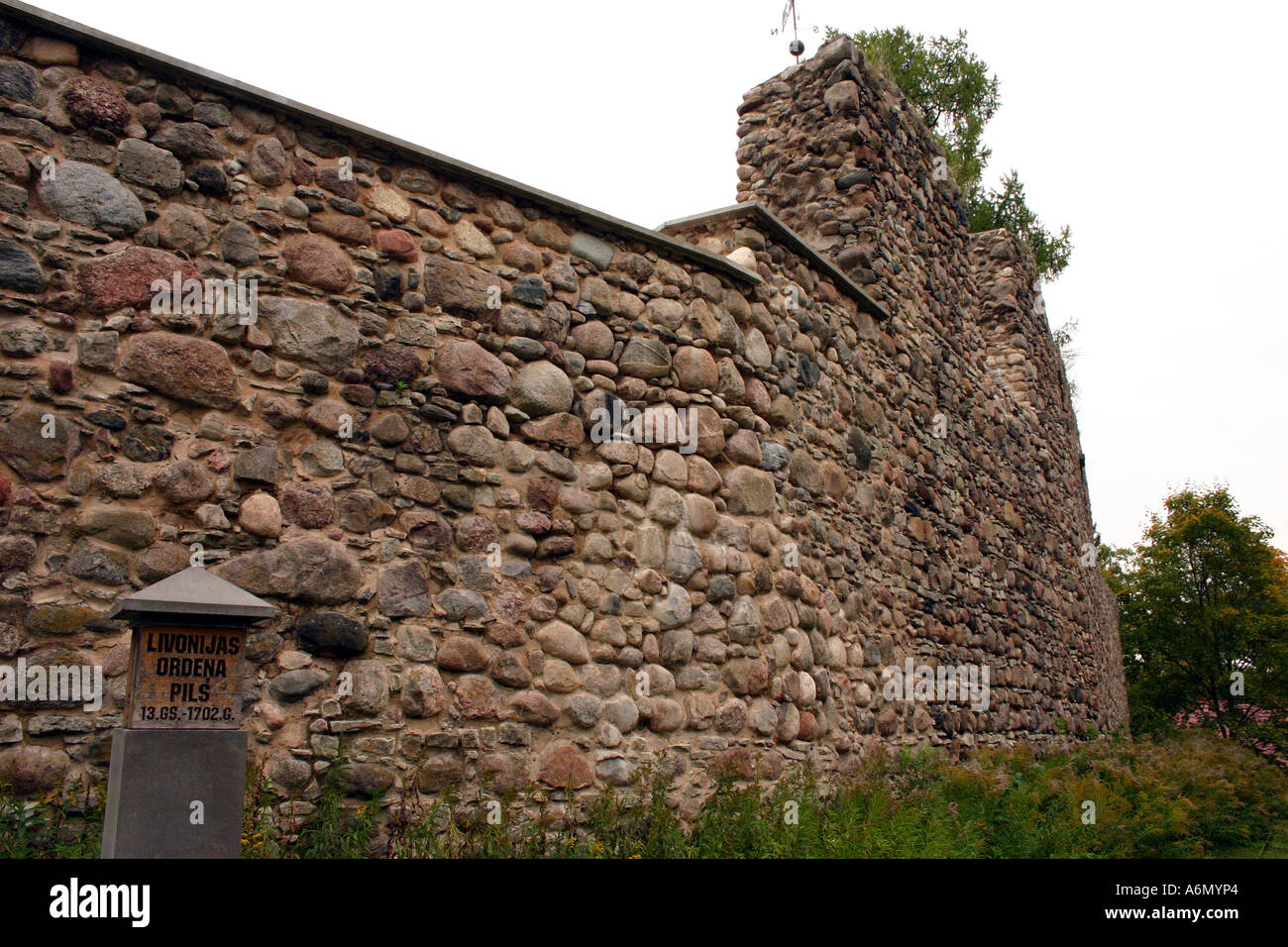 Vecchie mura della città in Valmeira nella regione di Vidzeme della Lettonia Foto Stock