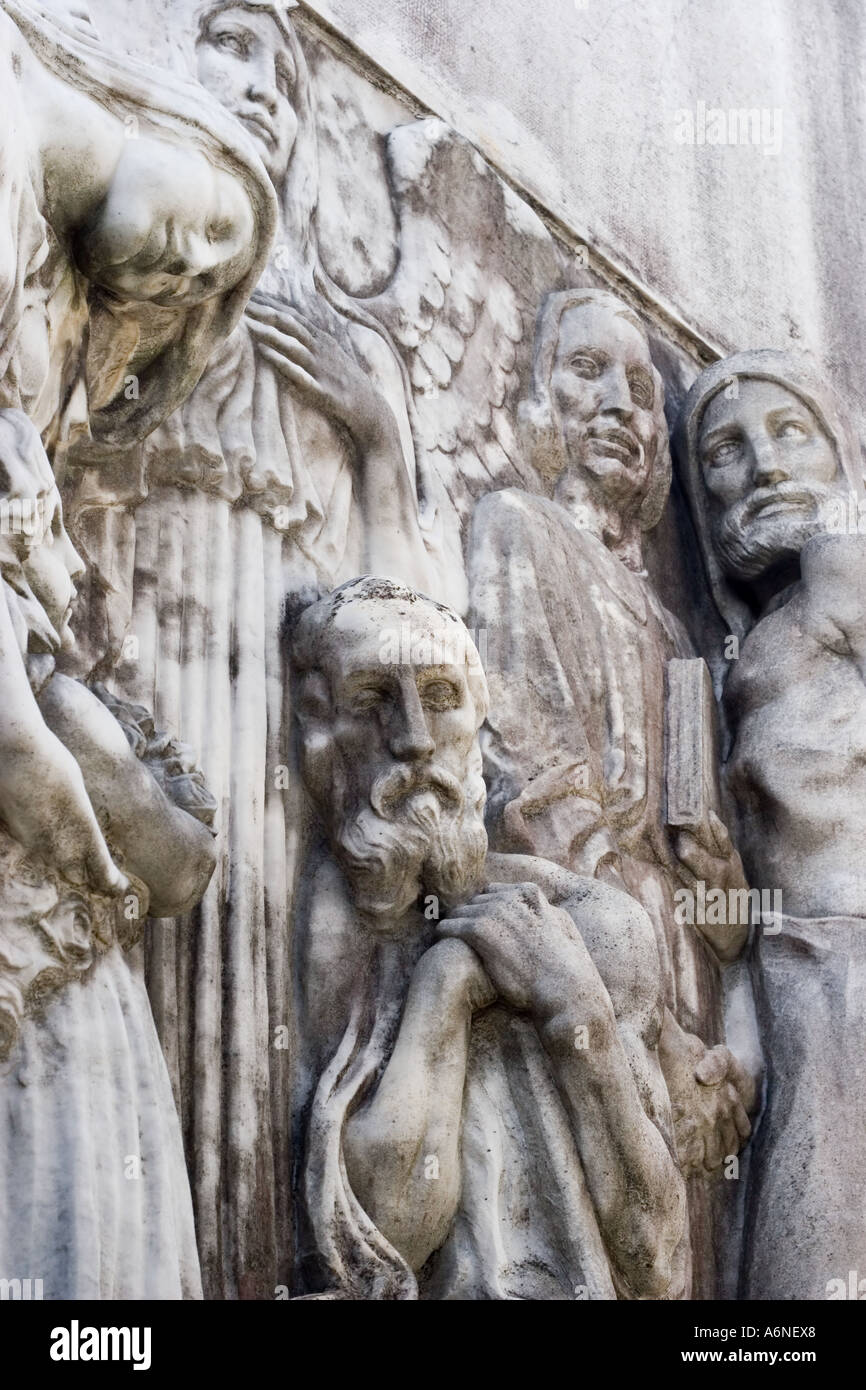 Design su una tomba nel cimitero di Recoleta Foto Stock