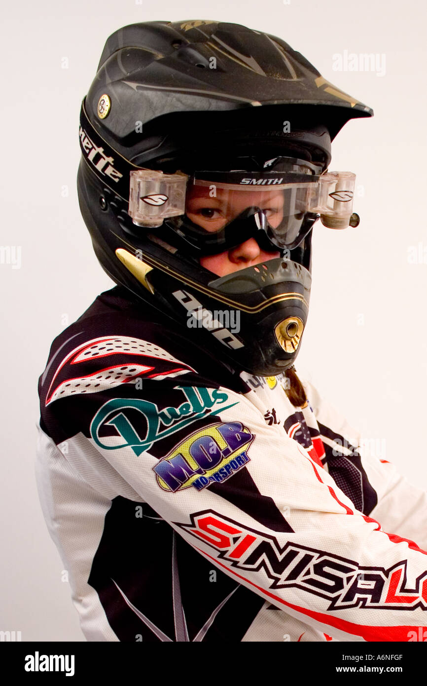 Femmina driver di motocross in posa con casco Foto Stock