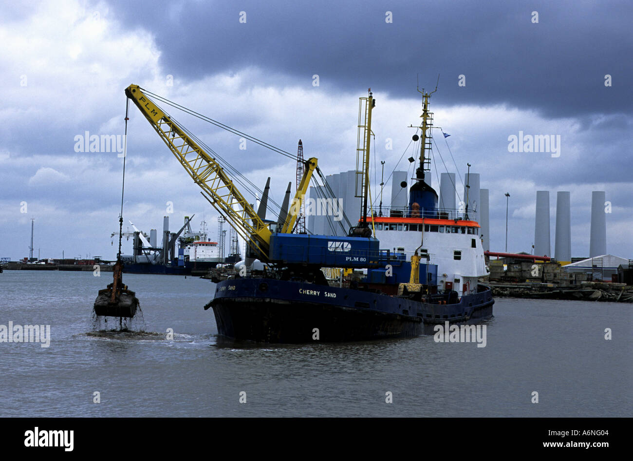 Draga a lavorare al porto di Lowestoft in Suffolk Foto Stock