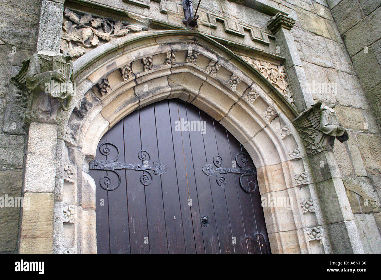 Soggetto ad atti vandalici Angelo sculture in pietra con teste rimosso per Saint Chads Chiesa Parrocchiale Rochdale LANCASHIRE REGNO UNITO Foto Stock