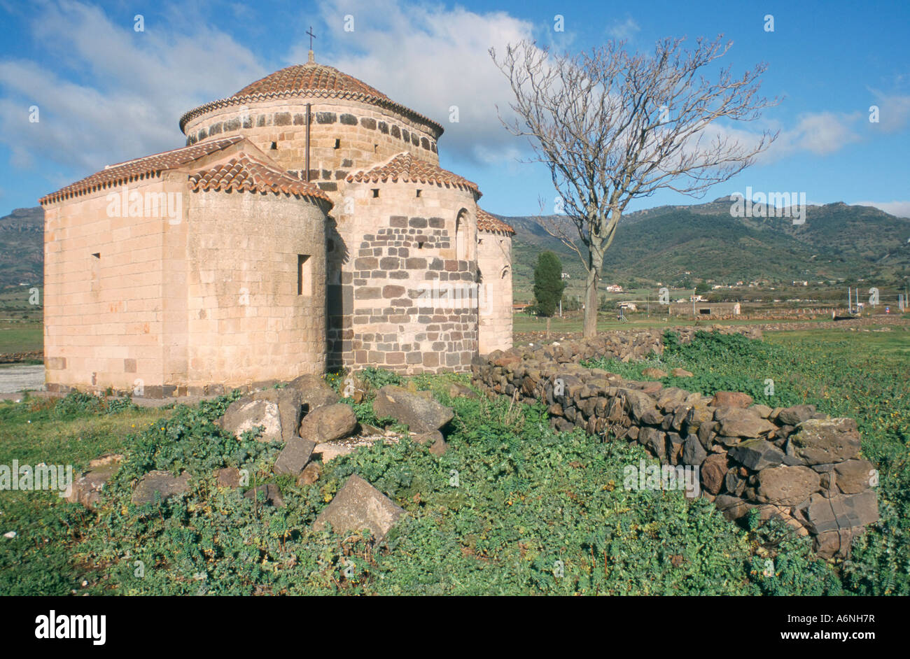 Chiesa di Santa Sabina cappella bizantina in terreni agricoli nei pressi di Macomer Silanus Nuoro Sardegna Italia Europa Foto Stock