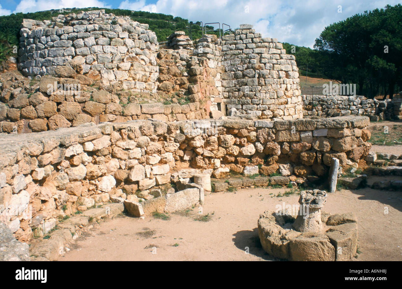 Nuraghe di Palmavera risalente al XIII secolo a.c. vicino ad Alghero la Nurra provincia Sardegna Italia Europa Foto Stock