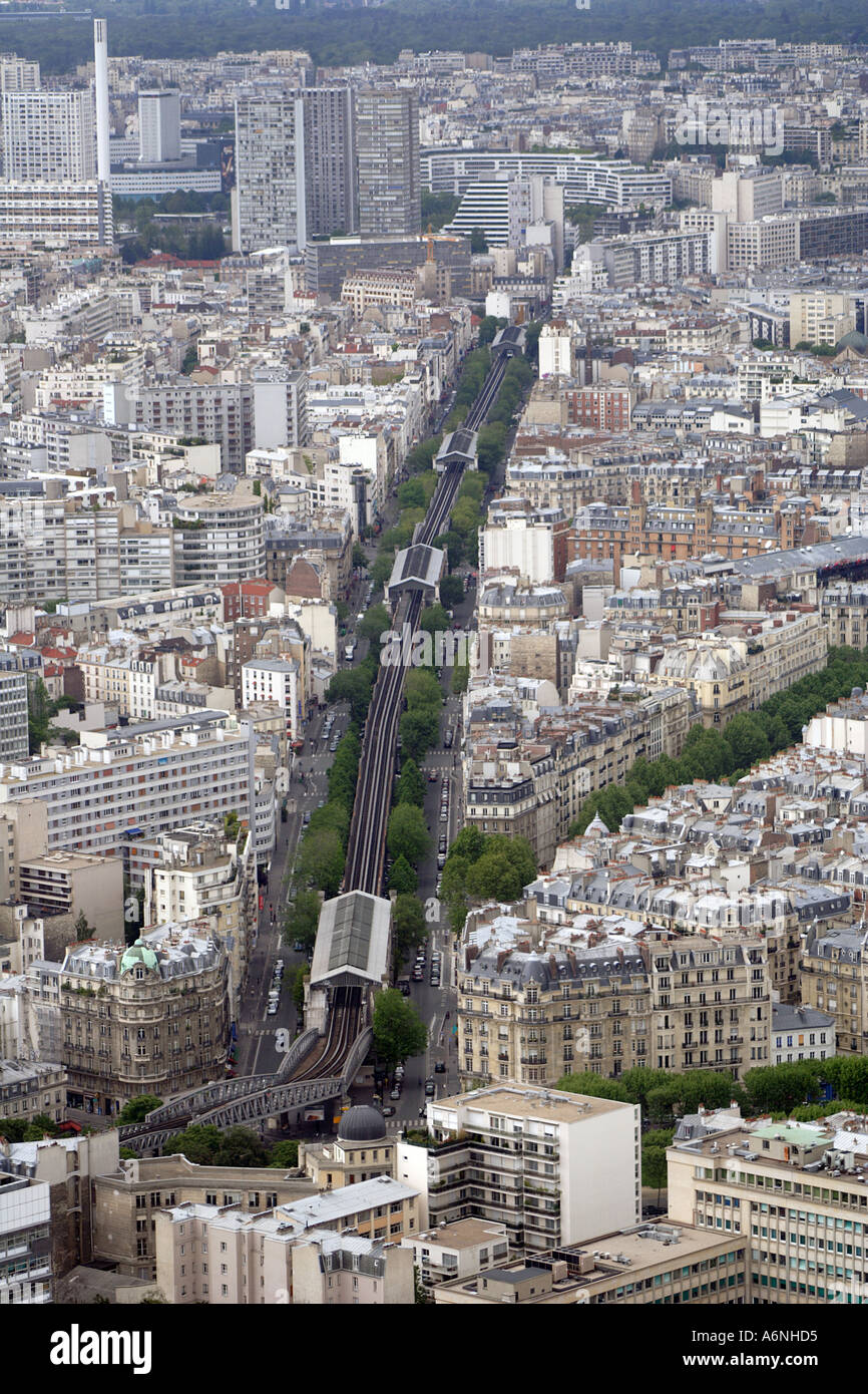 La linea verde della metropolitana 6 Charles de Gaulle Etoile di nazione qui visto sopra di terra sul Boulevard Montparnasse Pasteur di Parigi Foto Stock