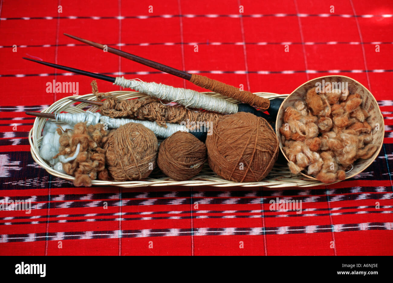 Materiali di tessitura dal Guatemala un paniere di filata a mano di cotone del bianco e marrone naturale varietà mandrino vortici cotone greggio Foto Stock