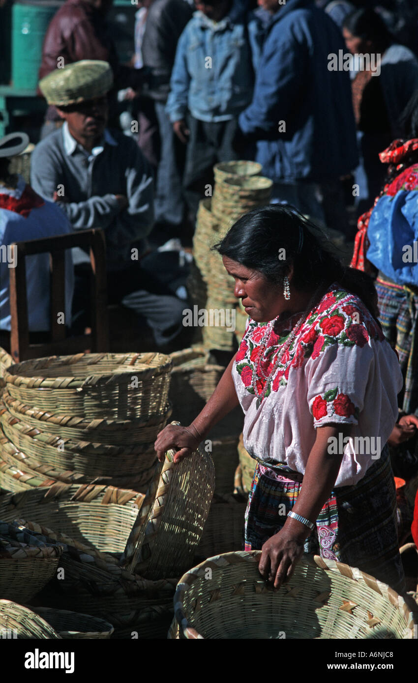 Maya donna in stile locale camicetta vendita cesti artigianali San Francisco el alto mercato Dept di Totonicapan Guatemala Foto Stock