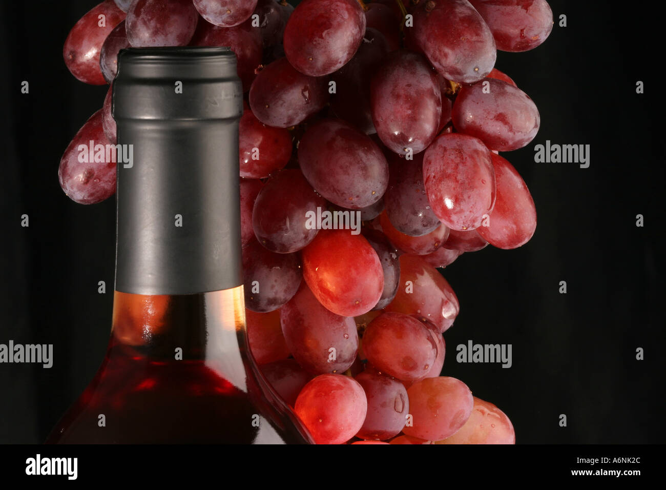 Bottiglia di vino rosso e uva Foto Stock Bottiglia di vino rosso e uva Foto Stock