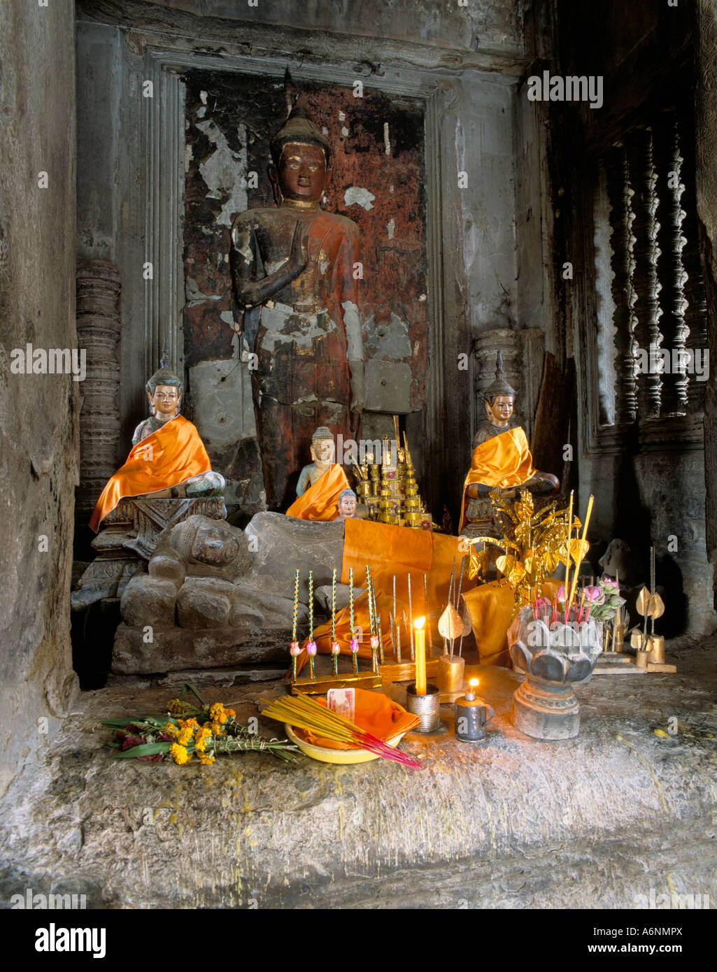Statue di Buddha Angkor Wat databili tra 1113 e 1150 AD Angkor Sito Patrimonio Mondiale dell'UNESCO Siem Reap Cambogia Foto Stock