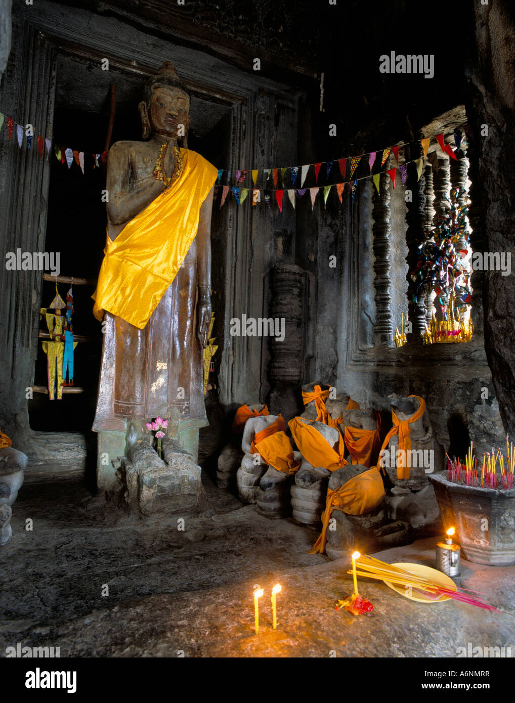 Statue di Buddha Angkor Wat databili tra 1113 e 1150 AD Angkor Sito Patrimonio Mondiale dell'UNESCO Siem Reap Cambogia Foto Stock