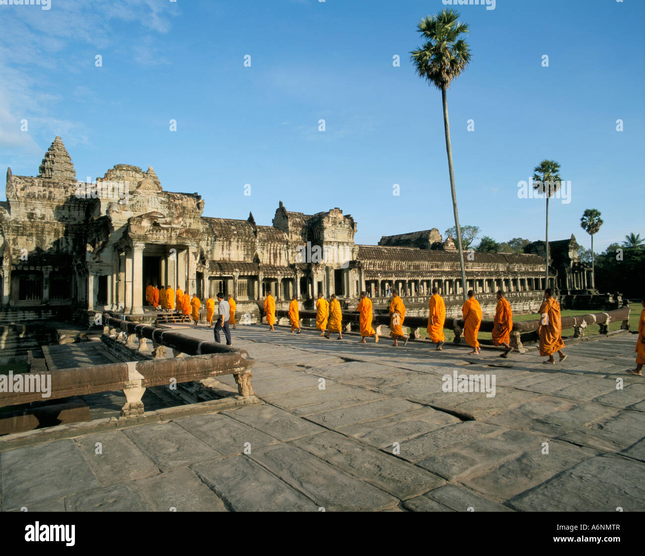 I monaci buddisti Angkor Wat Angkor Sito Patrimonio Mondiale dell'UNESCO Siem Reap Cambogia Indocina Asia del sud-est asiatico Foto Stock
