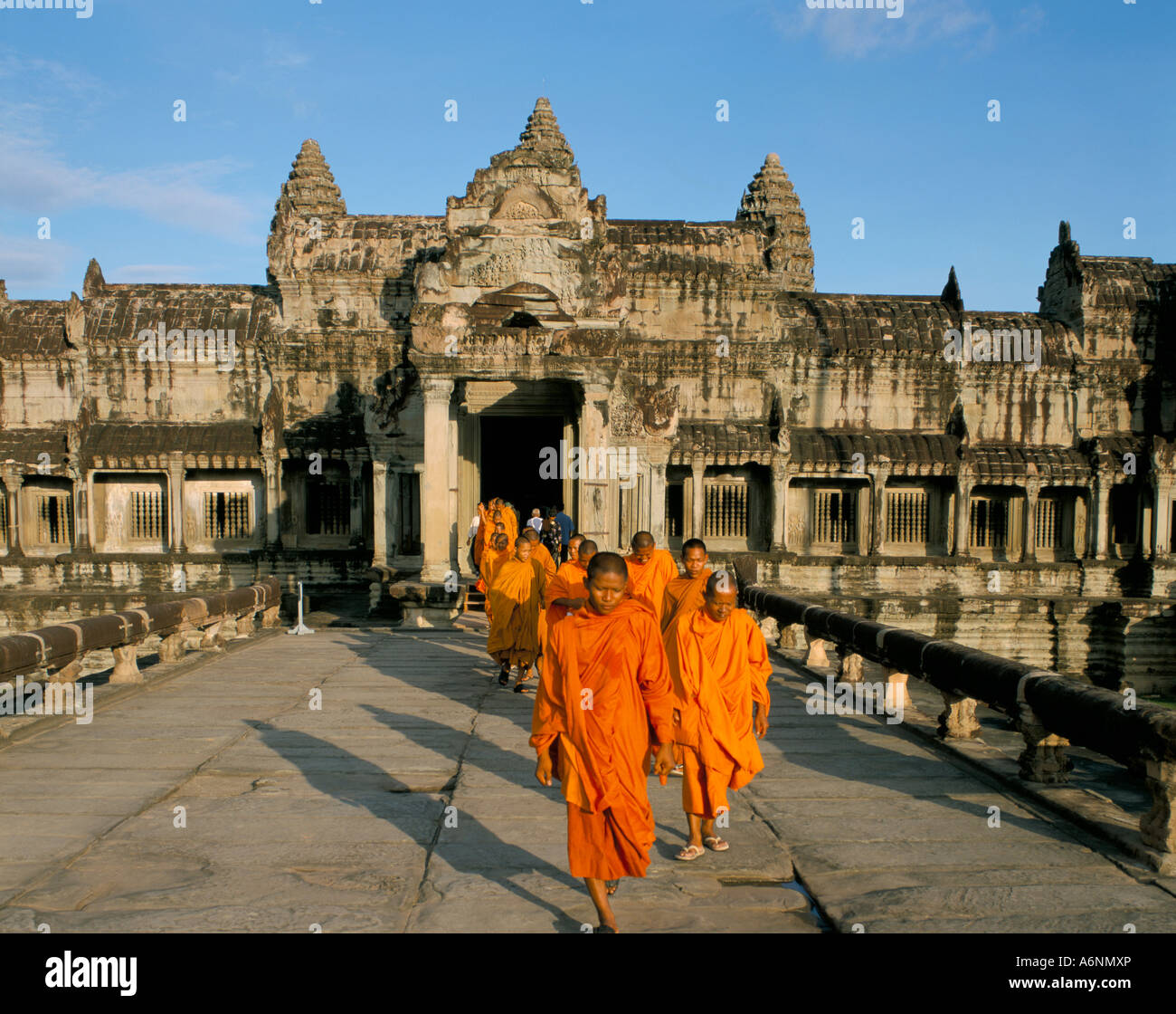 I monaci buddisti in abiti dello zafferano Angkor Wat Angkor Sito Patrimonio Mondiale dell'UNESCO Siem Reap Cambogia Indocina Asia del sud-est Foto Stock