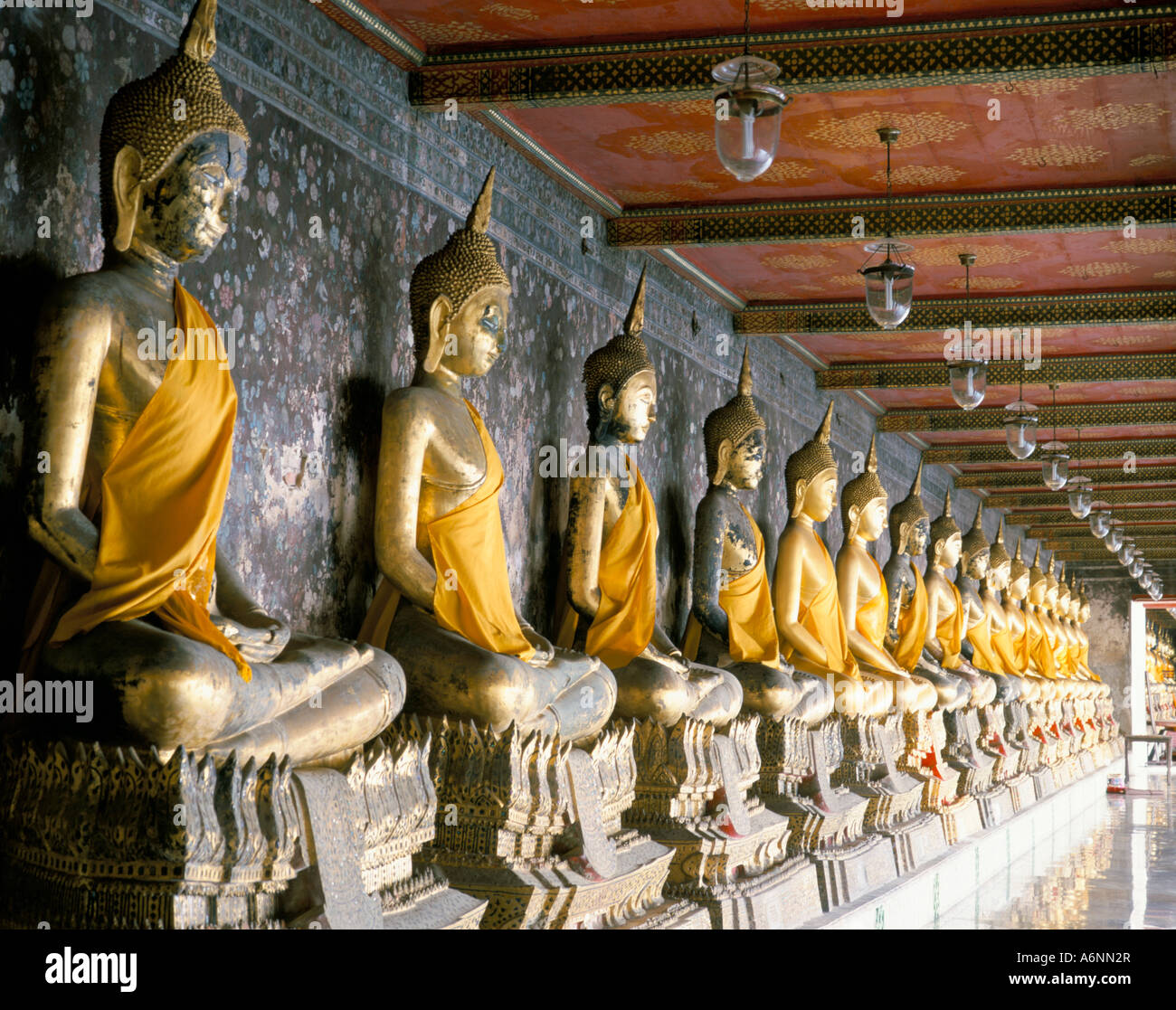 Seduto immagini di Buddha Wat Suthat di Bangkok in Thailandia Asia del sud-est asiatico Foto Stock