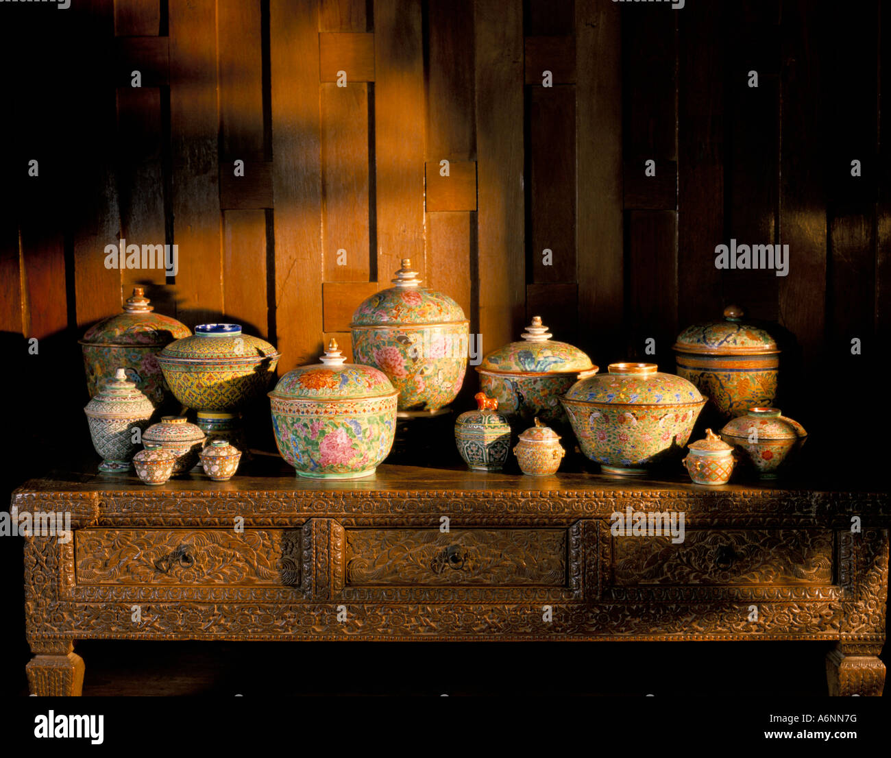 Ceramiche Bencharong Jim Thompson s House Bangkok in Thailandia Asia del sud-est asiatico Foto Stock