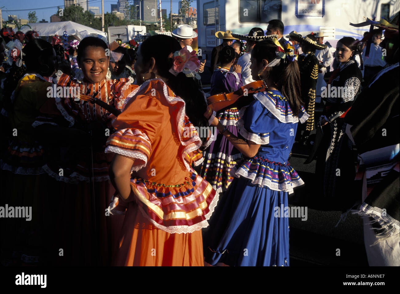 Stati Uniti Washington Seattle mariachi messicani balli di gruppo all'inizio dell'SeaFair Torchlight Parade sulla serata estiva Foto Stock
