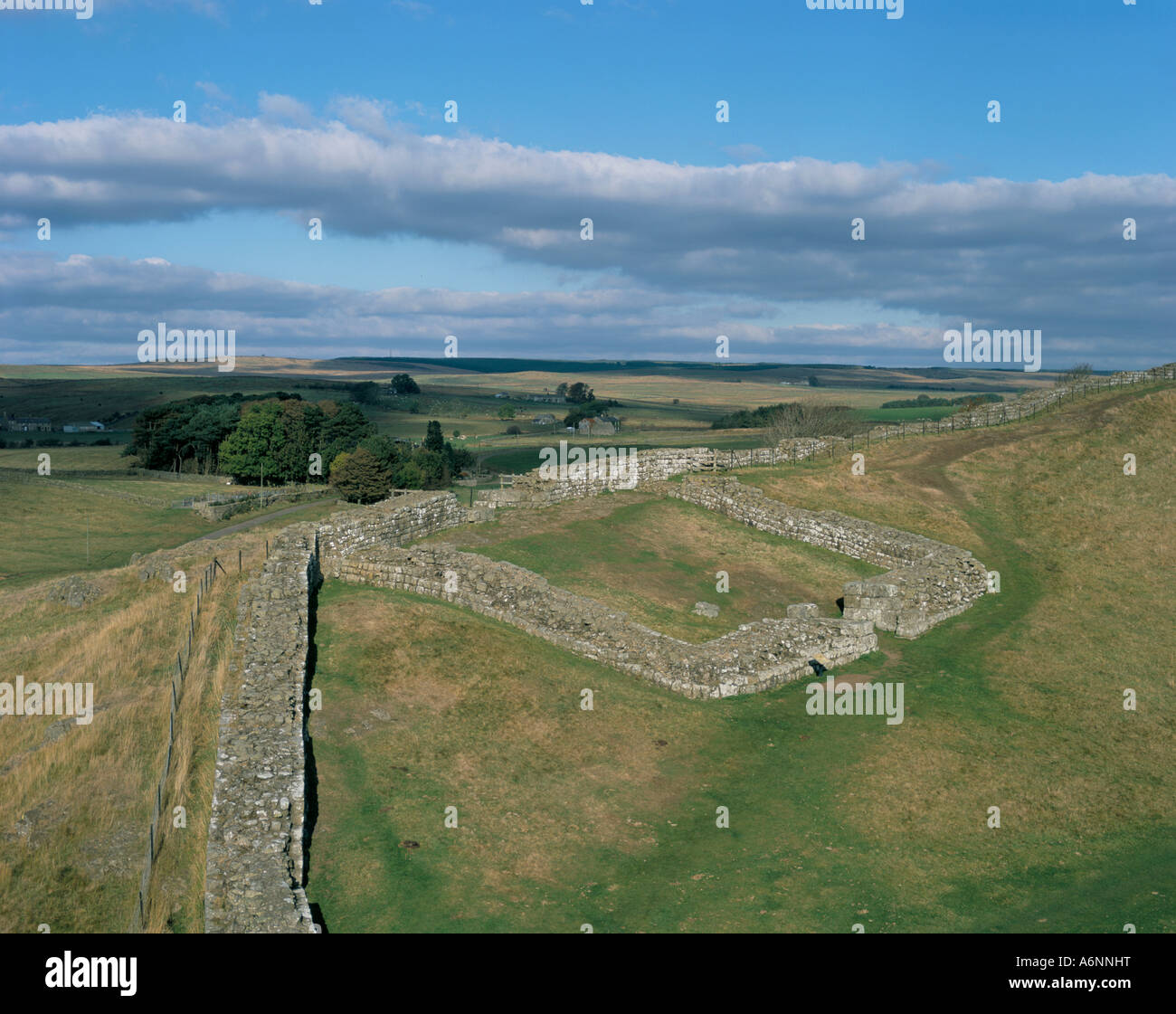 Milecastle e muro a Cawfields Vallo di Adriano UNESCO World Heritage Site Cumbria Inghilterra England Regno Unito Europa Foto Stock