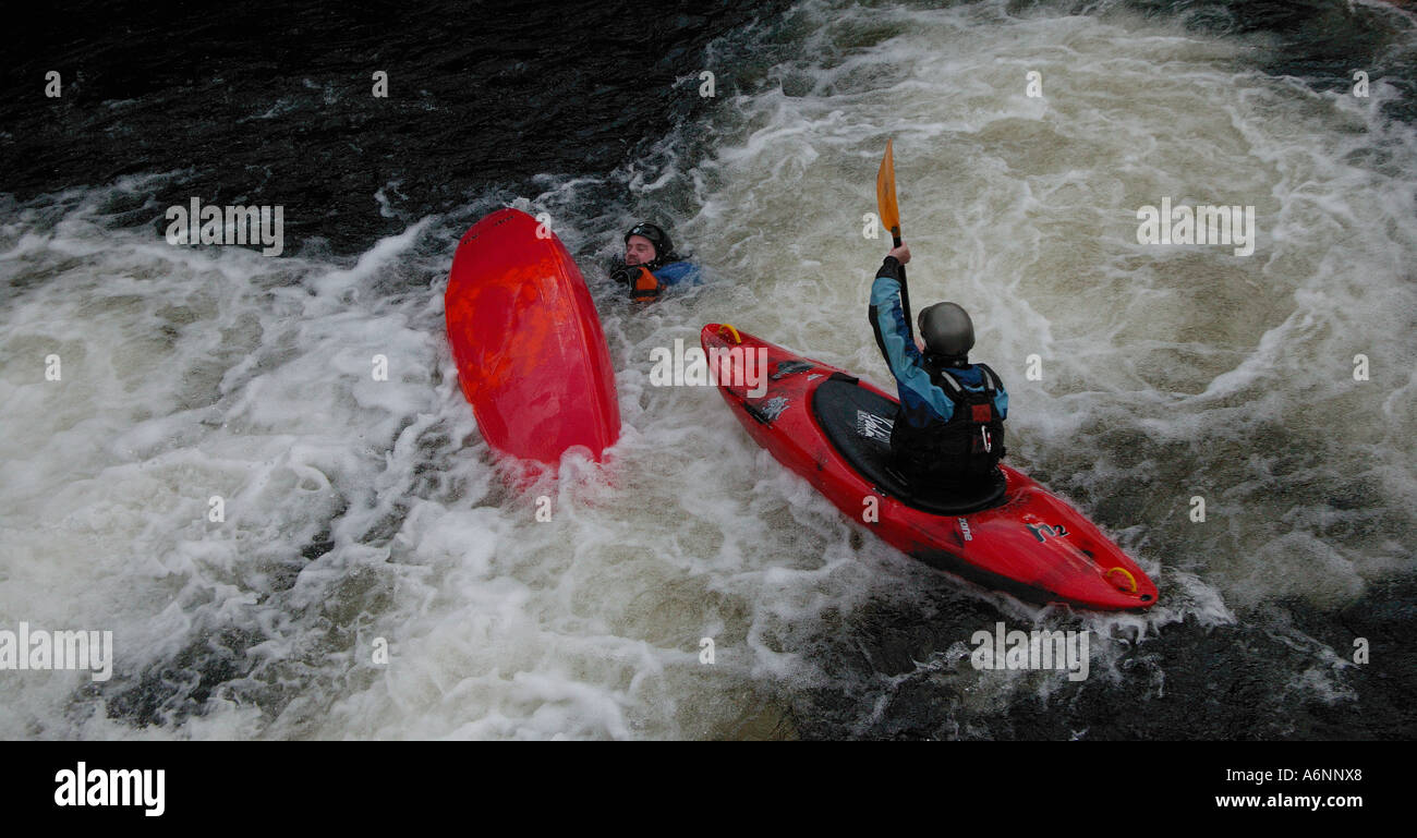White water rescue durante la sessione di kayak in Glen Etive, Highlands scozzesi, Scozia UK Europa Foto Stock