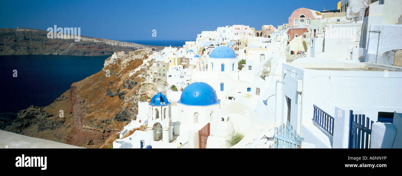 Vista di Oia con cupola blu di chiese e di edifici imbiancati Santorini Thira Cicladi Isole Greche Grecia Euro Foto Stock