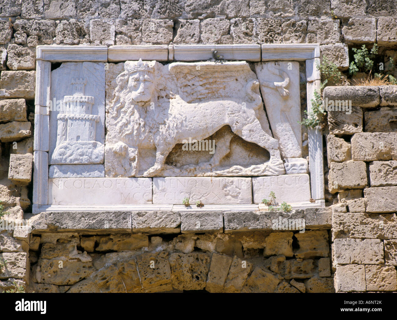 Scolpiti leone alato di San Marco sopra alla porta della cittadella di Famagosta a nord dell'isola di Cipro in Europa Foto Stock