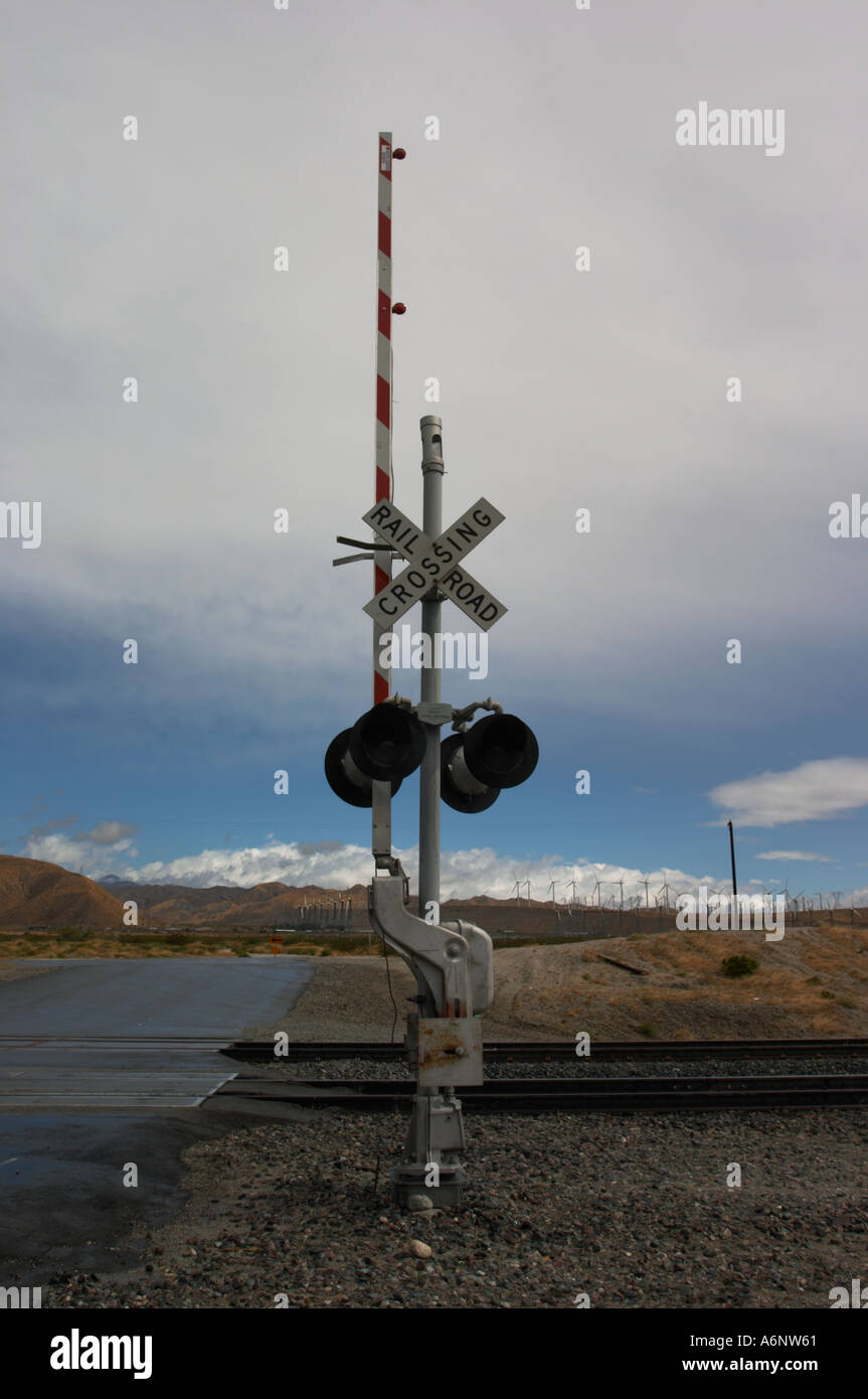 Stazione ferroviaria segnale di attraversamento Foto Stock