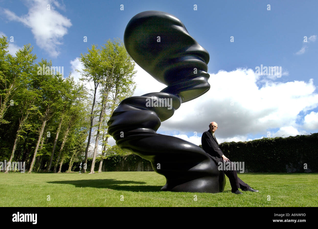Tony Cragg scultore e monumentale nuovo pezzo piegato della mente a Goodwood sculpture park Foto Stock
