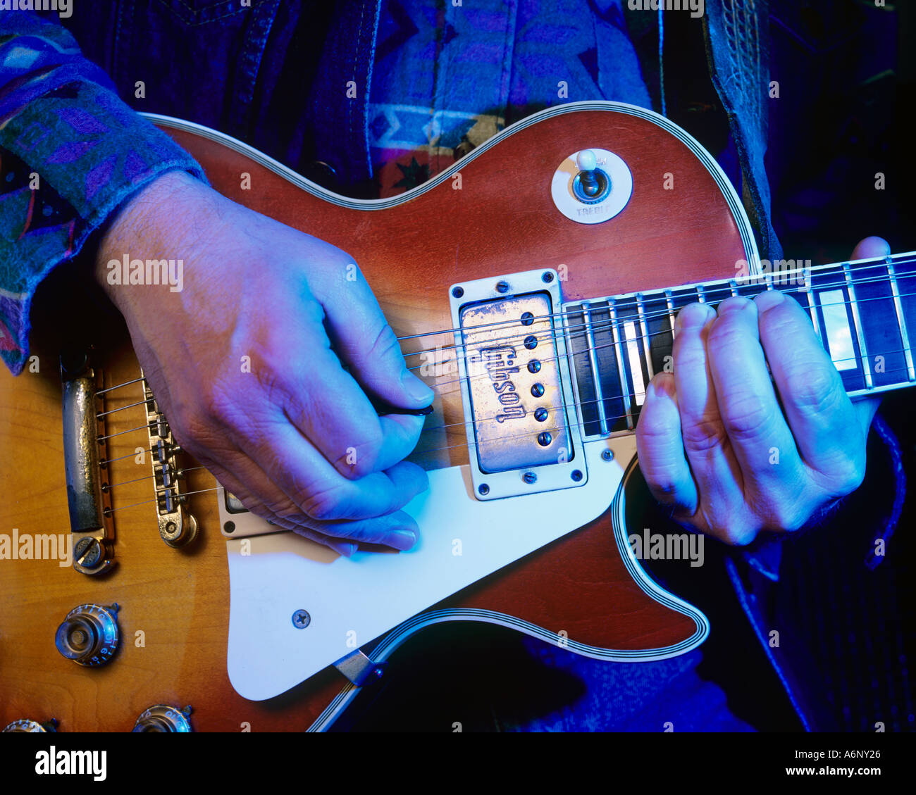 La piegatura delle stringhe su un 1970 red sunburst Gibson Les Paul chitarra personalizzata Foto Stock