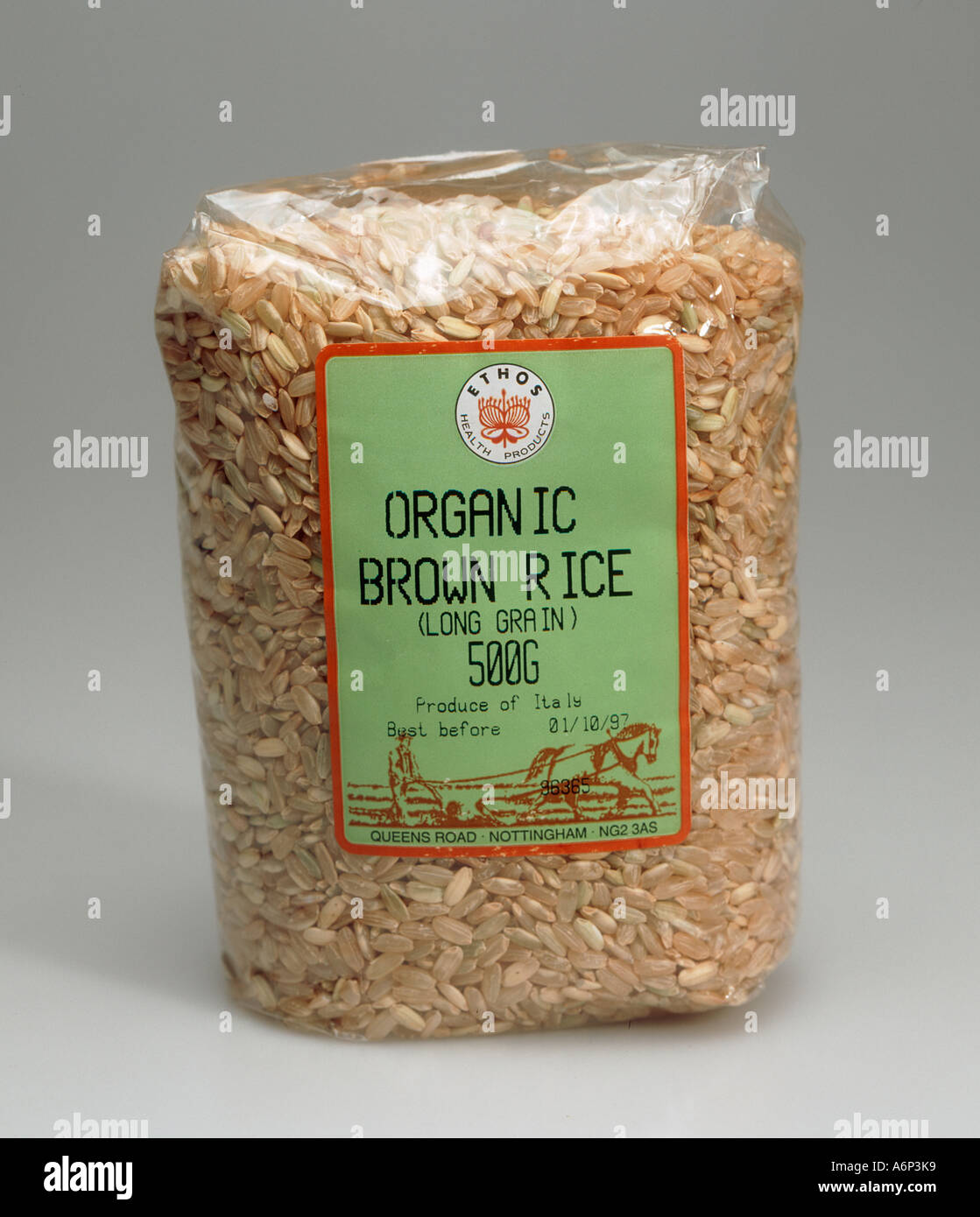 Il pacchetto di italiano cresciuto organica marrone riso a grani lunghi dalla salute di un negozio di alimentari Foto Stock