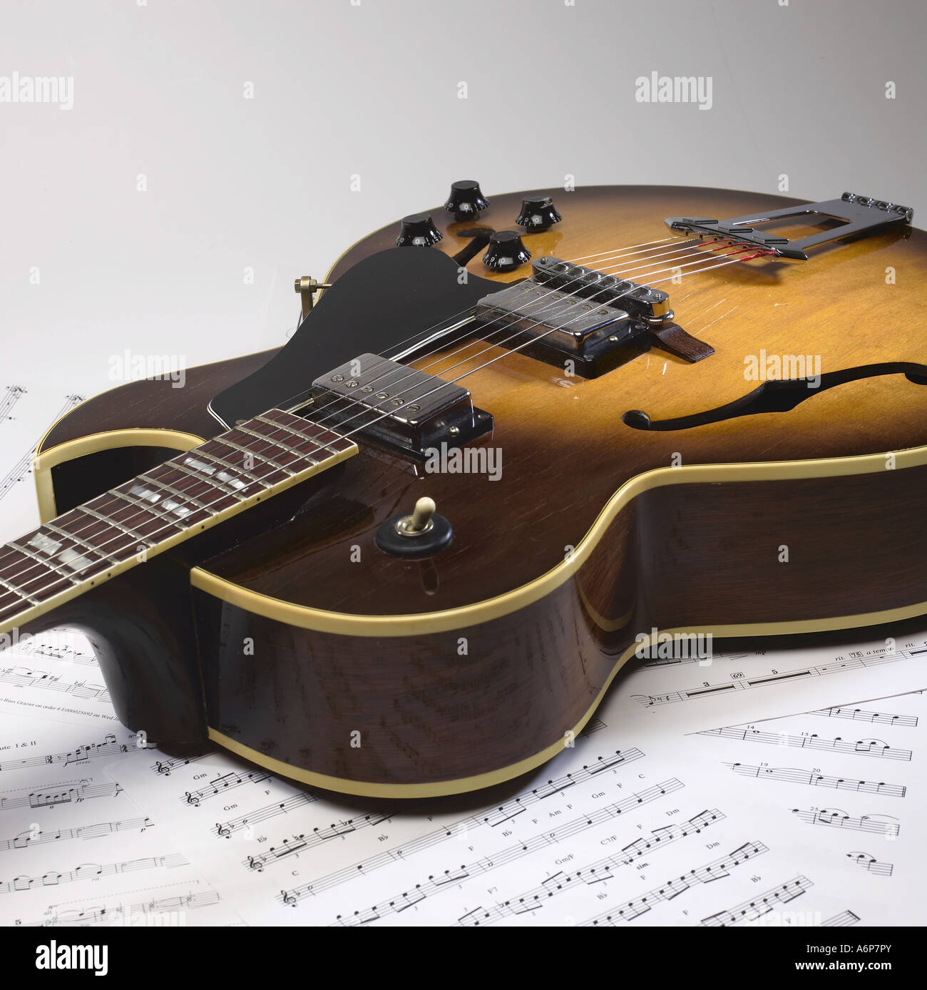 Hollow body jazz guitar immagini e fotografie stock ad alta risoluzione -  Alamy